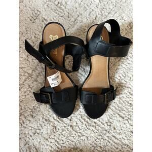 Brash Strappy Buckle Sandal NWT |‎ 8